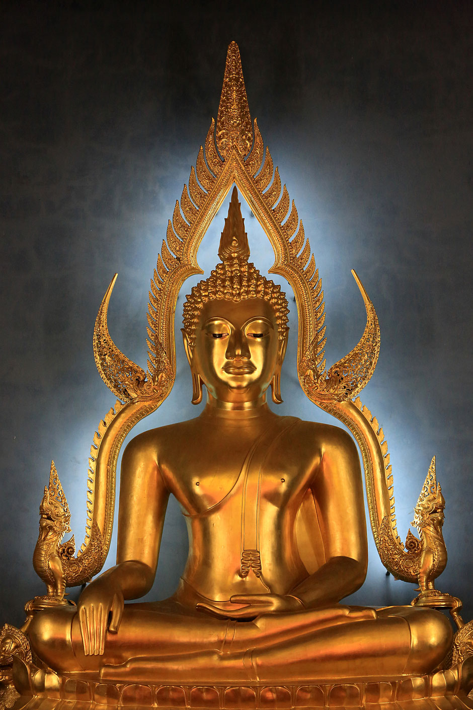 Réplique du  Bouddha de Chinarat du wat Phra Sri Rattana Mahathat dans la province de Phitsanulok. Temple de marbre. Wat Benchama Bophit. 1899. Bangkok.