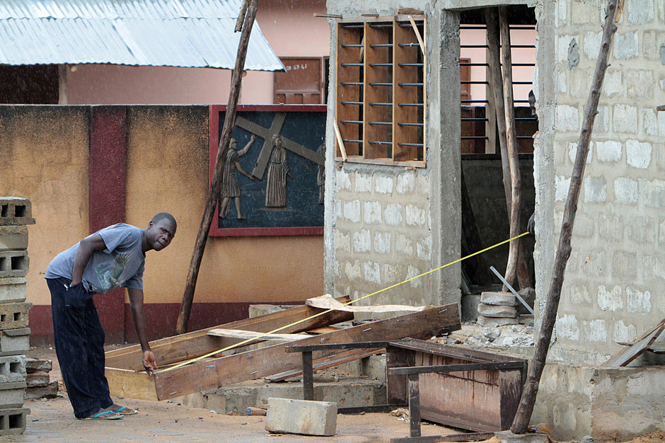 Manoeuvre dans le bâtiment. Ouidah.