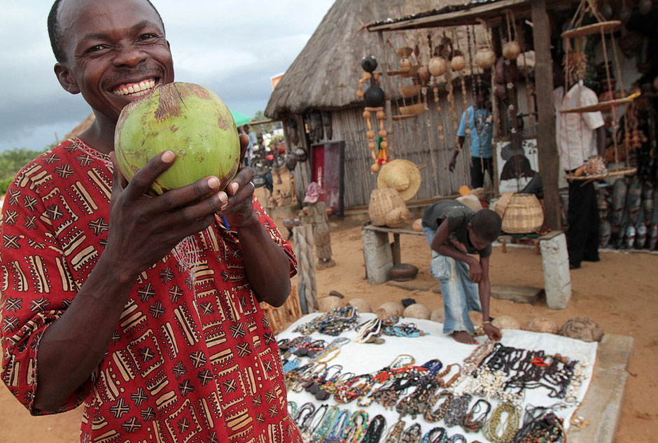 Afrique de l'Ouest, Afrique, Bénin, Ouidah, extérieur, avec personnage, adulte, homme, Africain, Béninois, alimentation, aliment, nourriture, fruit, noix de coco, marché, commerce, sourire, geste, manger, soif