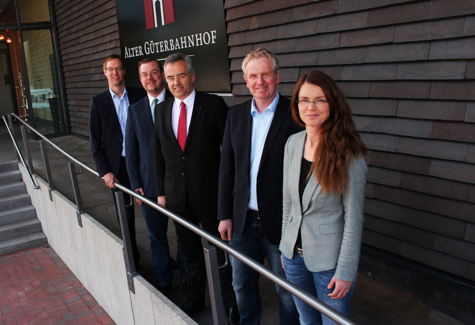 Hermann Wocken (Samtgemeindebürgermeister Dörpen), Jan Peter Bechtluft (Bürgermeister Stadt Papenburg), Andreas Damke (Projektentwickler), Heinz-Hermann Lager (Wirtschaftsförderung Dörpen) und Sabrina Wendt (Wirtschaftsförderung Papenburg).