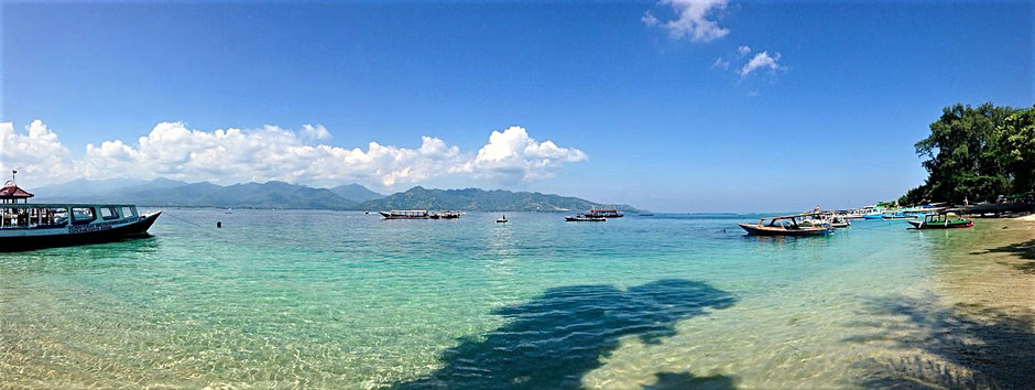 Ein wunderschöner Ausblick von einem der traumhaften Strände auf Bali. 