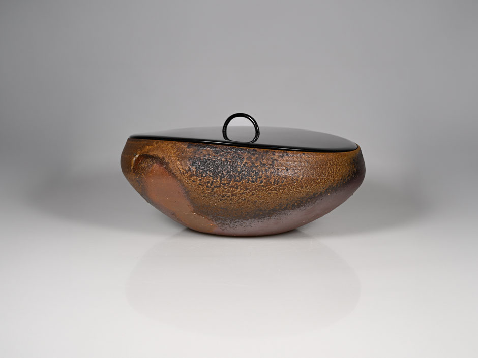  Fujiwara Yū (1932–2001): Flat Bizen Fresh Water Jar, with appraisal by Tea Master Hisada Sōya XII (1925–2010)