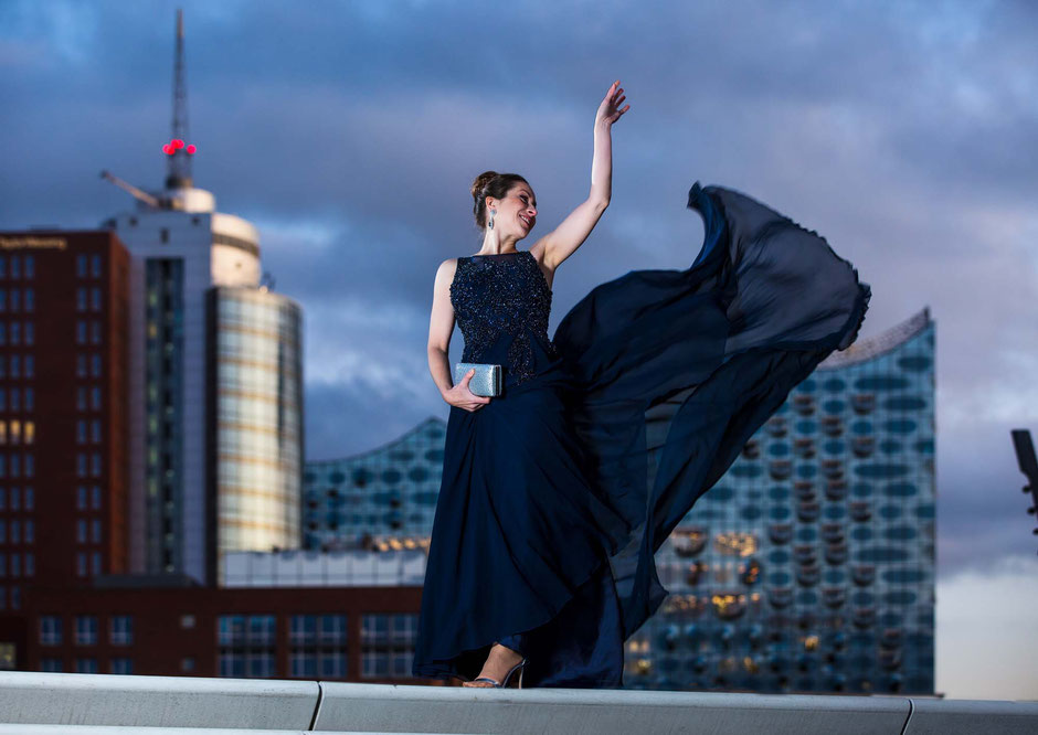Frau im Abendkleid vor Panorama mit Elbphilharmonie Hamburg, Businessporträt