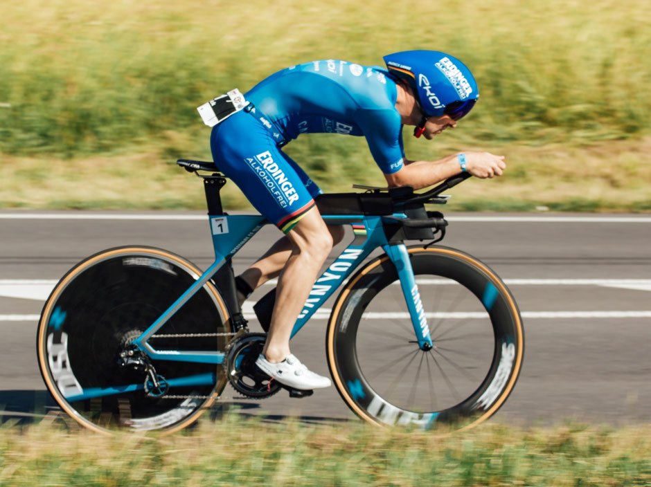 Ironman-Weltmeister Patrick Lange auf der Radstrecke