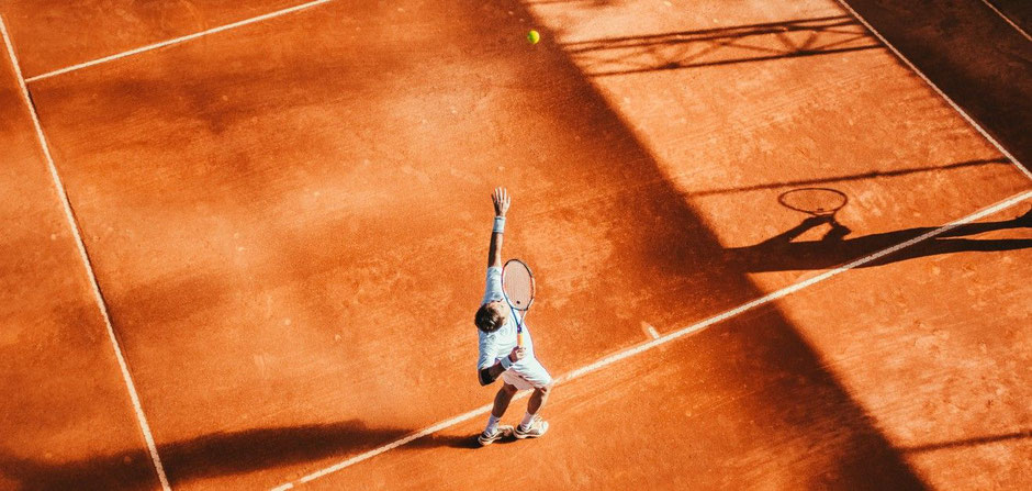 Tennisspieler beim Aufschlag