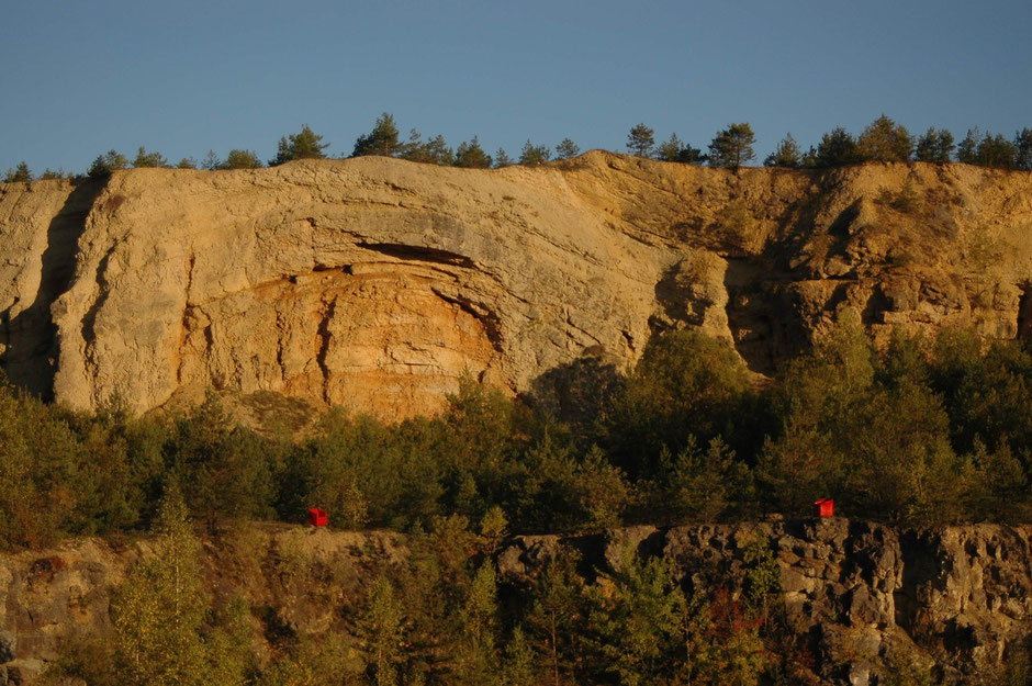 Die Aufnahmen mit meinen roten Therapie-Sesseln in der Natur entstanden im Steinbruch bei Ludwag