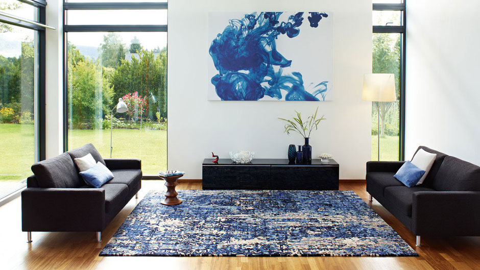 Blauer Teppich Tiles aus der Kollektion Characters von JAB ANSTOETZ in modernem Wohnambiente