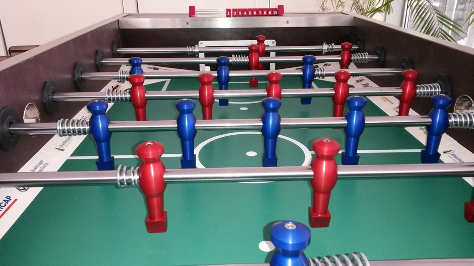 Spielfeld mit Bandenwerbung des fertigen Kickers.