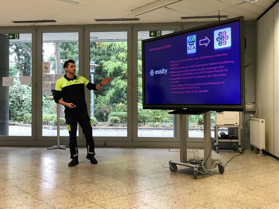 Die Betriebspräsentation des Unternehmens Essity durch einen Auszubildenden.