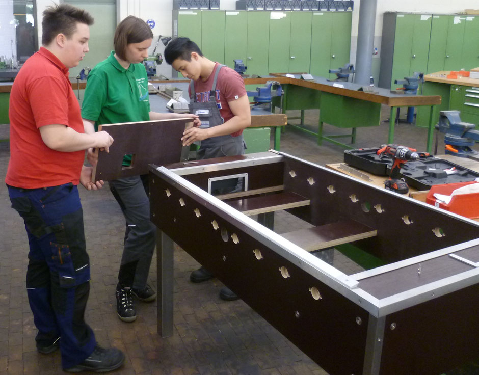 Exaktes Fertigen ist unerlässlich: Auszubildende fügen ein Seitenteil ein.