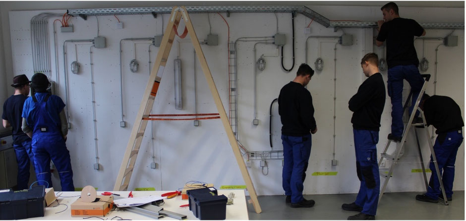 Wand mit den elektrotechnischen Installationen für ein Bürogebäude.