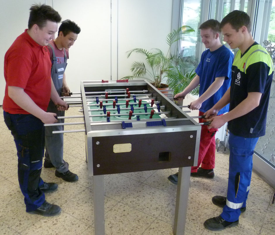 Auf die Arbeit folgt der Spaß: das erste Spiel am selbstgebauten Kicker.