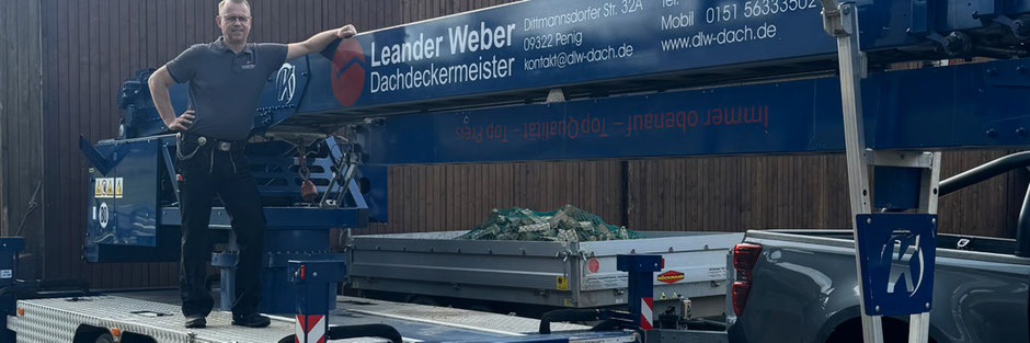 Dachdeckermeister Leander Weber mit Kranfahrzeug für Dacharbeiten in Penig
