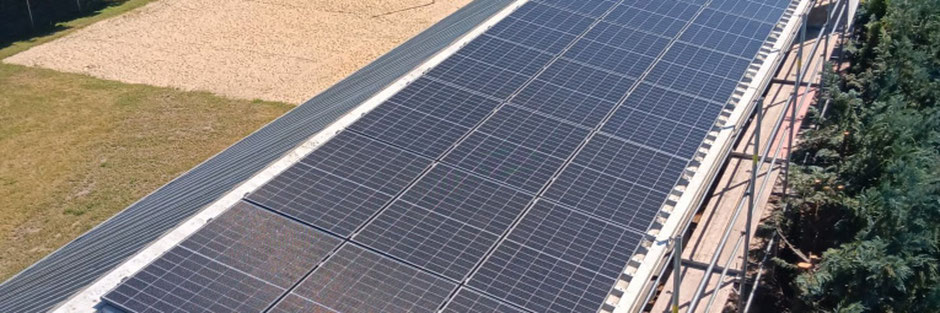 Photovoltaikanlage auf Hallendach in Penig – fachgerechte Montage durch Dachdeckermeister Leander Weber