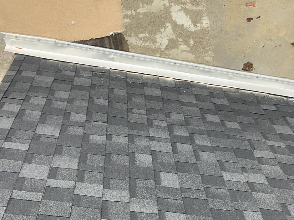 Flachdach mit grauen Bitumenschindeln – Abdichtung und Dachsanierung in Penig