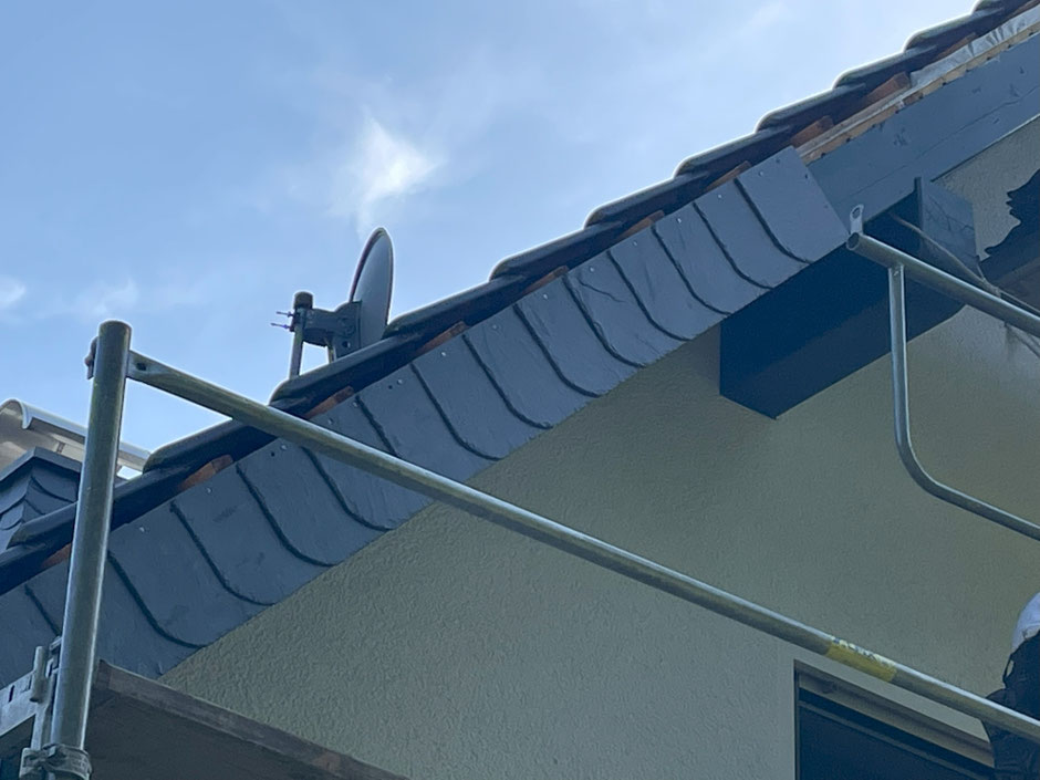 Ortgangverkleidung mit Schiefer – langlebiger Wetterschutz und hochwertige Dachoptik in Penig