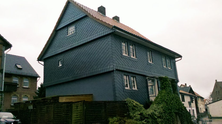 Fassadenverkleidung mit Schiefer an Wohnhaus in Penig – traditionelle Optik und langlebiger Wetterschutz