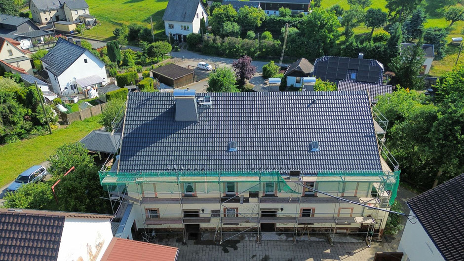 Dachsanierung in Penig – neues Ziegeldachaus Blech auf Wohnhaus aus der Vogelperspektive