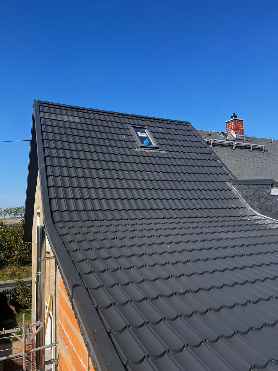 Dachsanierung mit anthrazitfarbenen Dachziegeln und Dachfenster in Penig