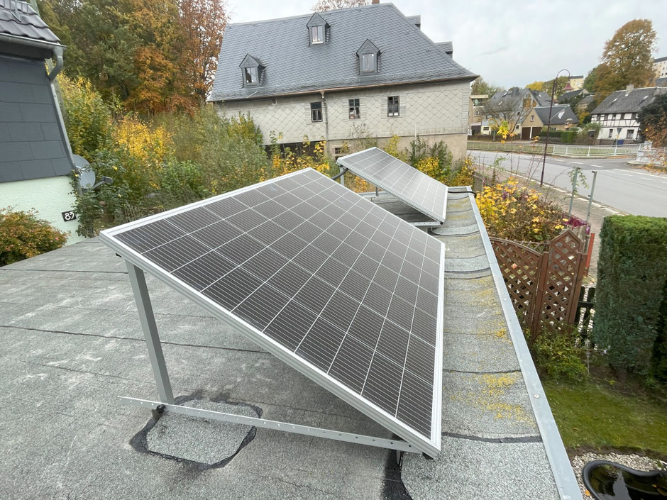 Photovoltaikanlage  Balkonkraftwerk auf Flachdach in Penig – Solarmodule mit Aufständerung montiert