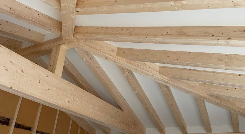 Neuer Dachstuhl aus massiven Holzsparren – Zimmererarbeiten in Penig