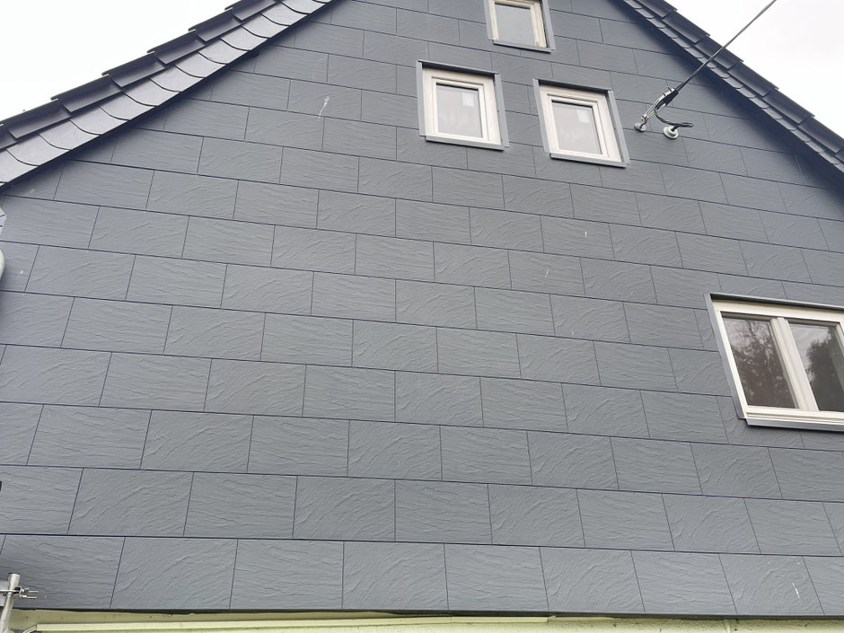 Fassadenverkleidung mit modernen Schieferplatten an Wohnhaus in Penig