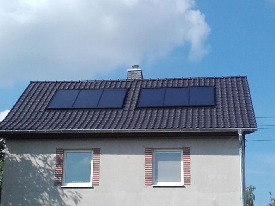 Solarthermieanlage auf Einfamilienhaus in Penig – schwarze Kollektoren auf neuem Ziegeldach
