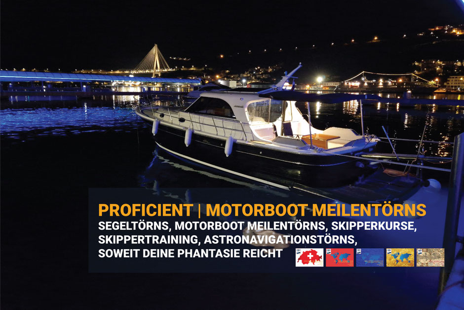 Nächtliche Atmosphäre im Hafen, beleuchtetes Motorboot bei HOZ Hochseezentrum Motorboot-Meilentörns und Skippertraining