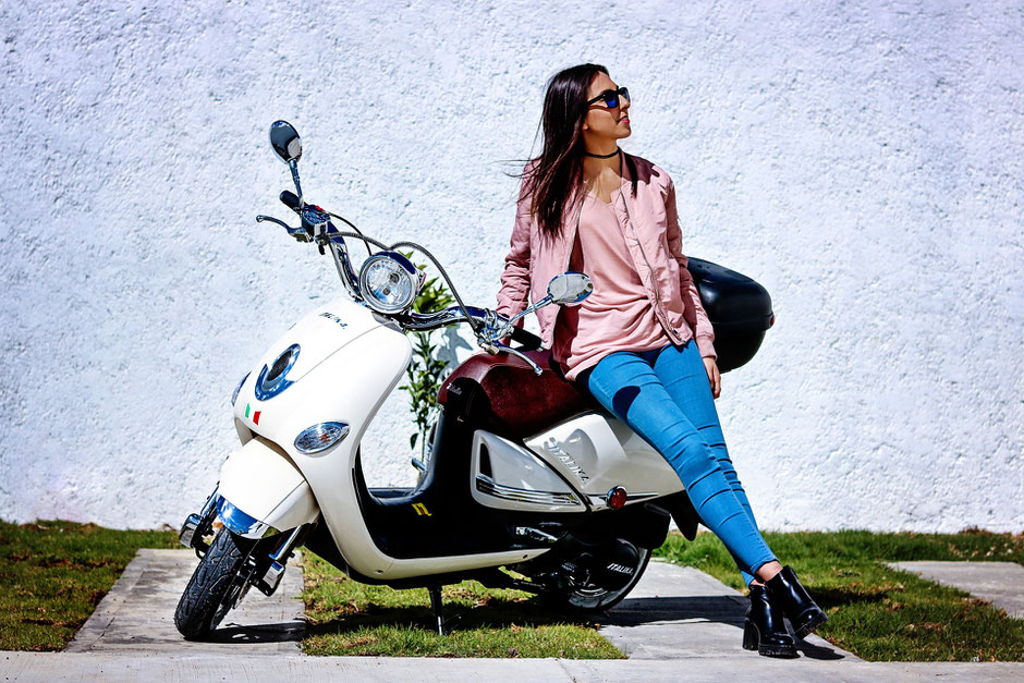 jeune femme sur un scooter blanc