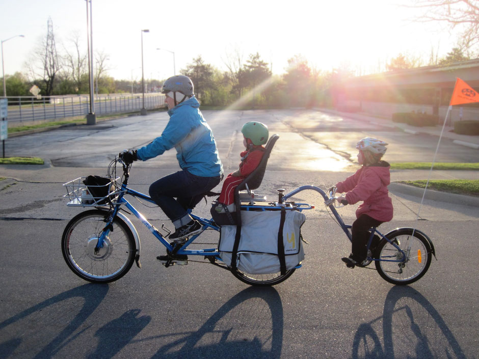 Vélo cargo électrique en famille