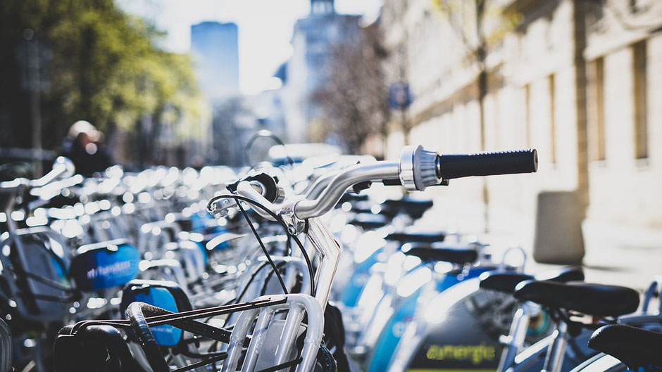 parking à vélo sous le soleil