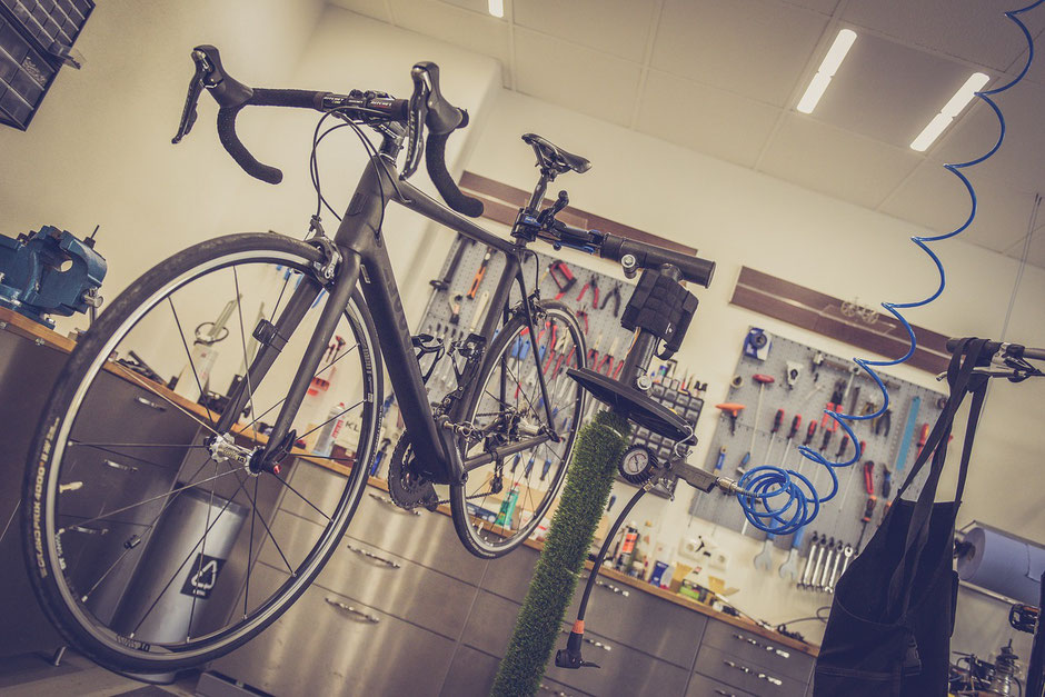 vélo de route en carbone dans un atelier de réparation