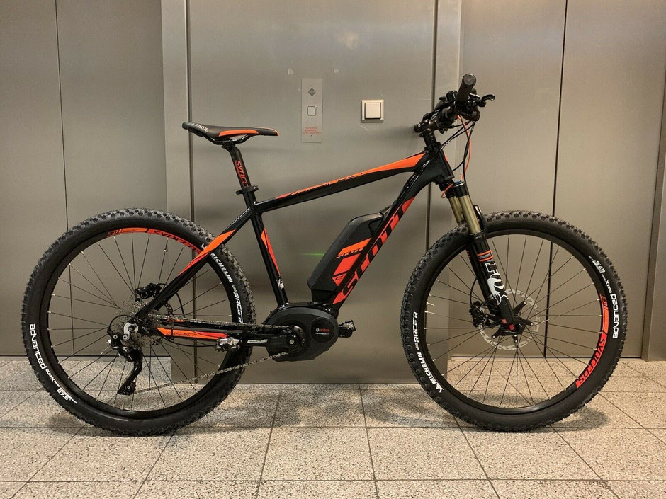 VTT électrique noir et orange