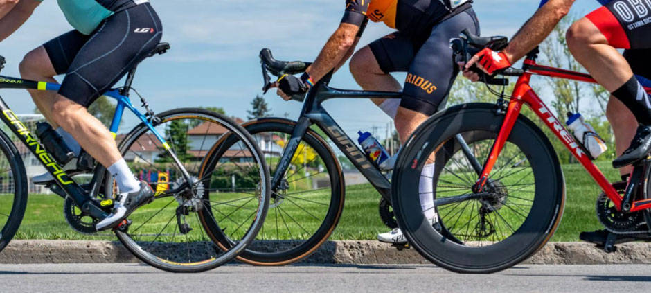 trois vélos de course d'occasion ultraléger