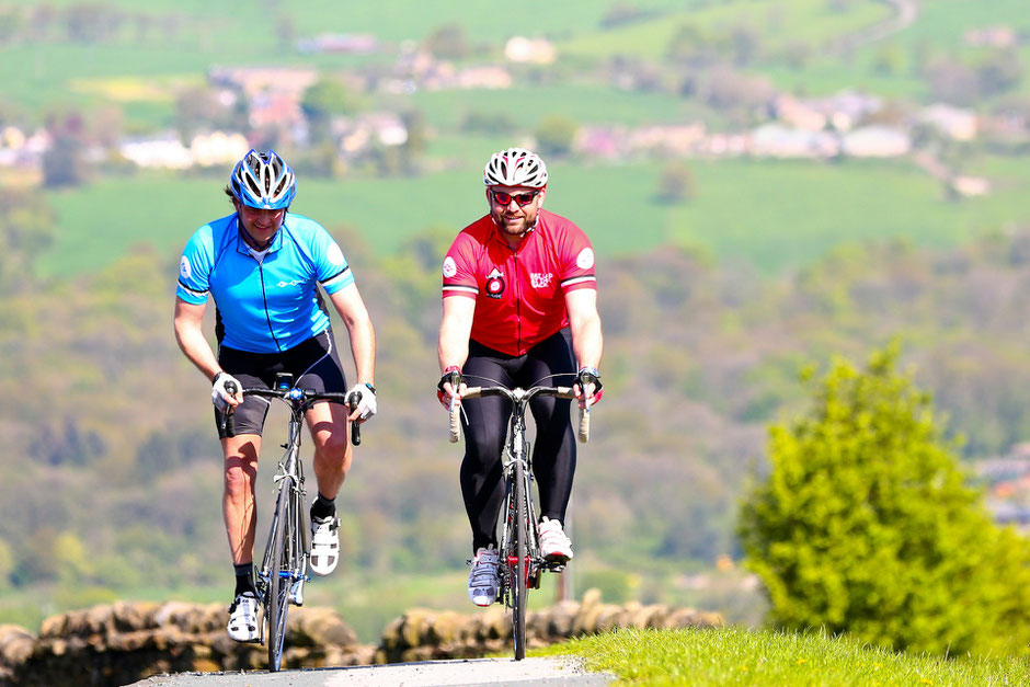 deux hommes faisant du velo de route sous le soleil