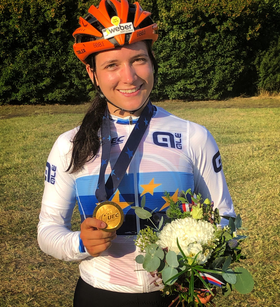 Ramona Forchini präsentiert stolz ihre EM-Goldmedaille.