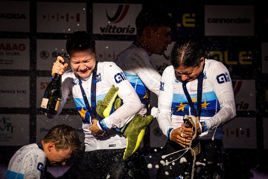 Champagnerdusche für die neuen Europameister! Photo: jsphoto. cz