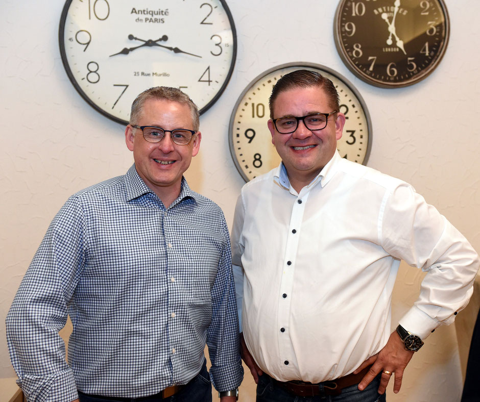 Amtsübergabe: Oliver Faust (links) und Thore Feddersen. Foto: Ki.