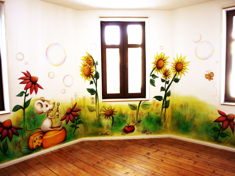 pastellige, zarte und verträumte Kinderzimmermalerei mit zauberhafter Blumenwiese, Tieren und bunten Seifenblasen - Auftragsmalerei und Airbrush in Meißen