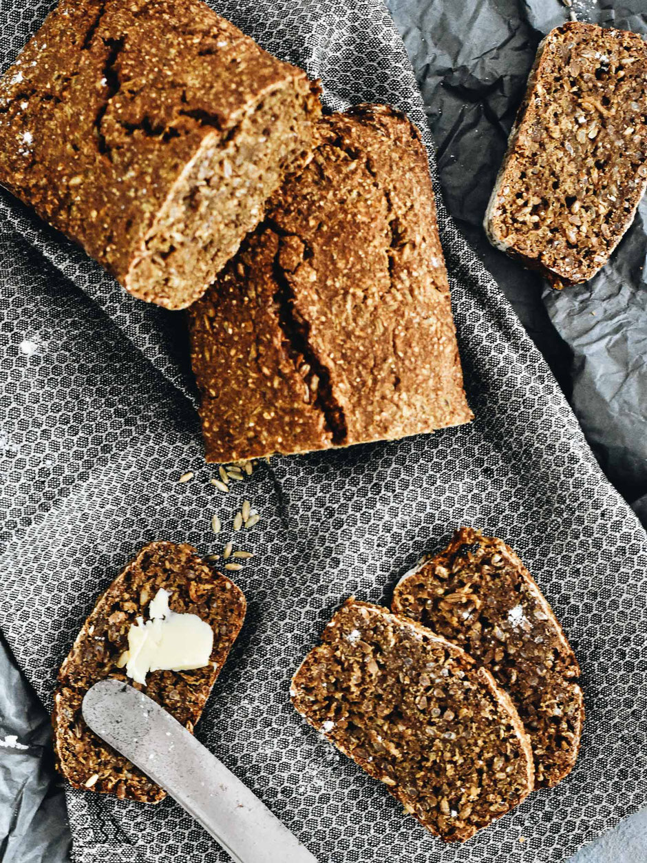 SCHWARZBROT MIT VIEL KÖRNERN