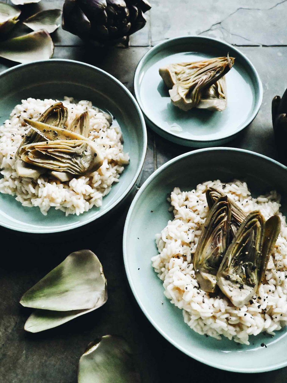 ARTISCHOCKEN-RISOTTO AUS GANZ FRISCHEN ARTISCHOCKEN AUS EINER CROWDFARMING-KISTE ZUSAMMEN MIT SKREI, DER NICHT AUF DEM BILD IST