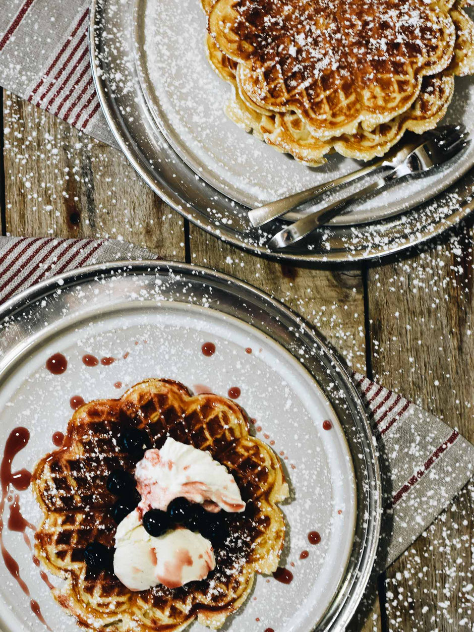 HERZWAFFELN MIT AMARENAKIRSCHEN