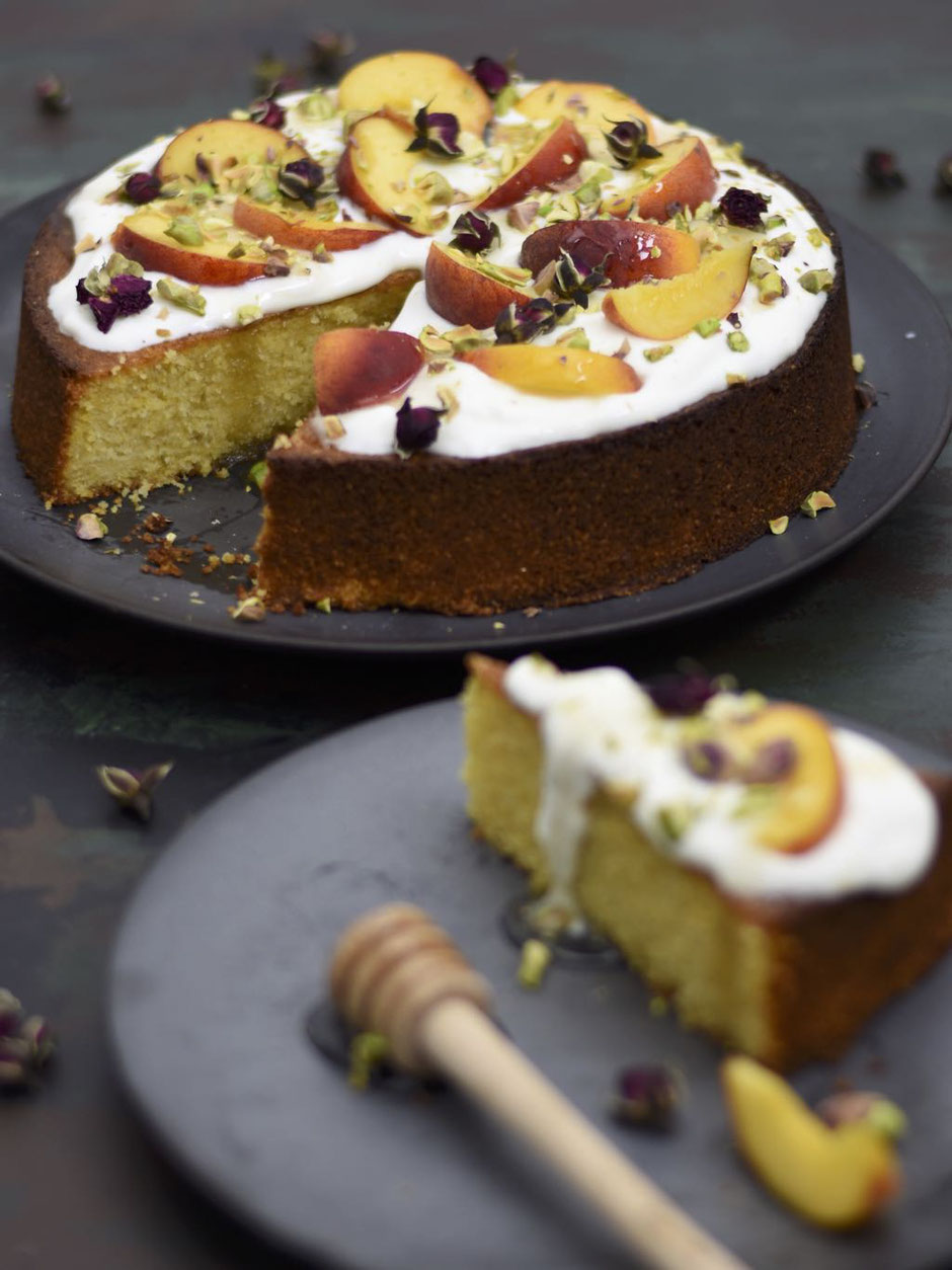 SAFTIGER PFIRSICHKUCHEN MIT POLENTA & PISTAZIEN