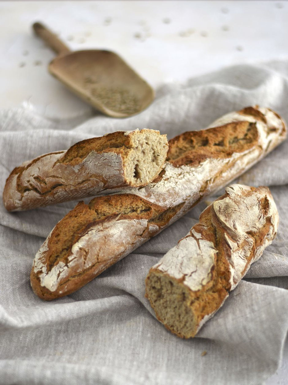 WEIZENVOLLKORN-BAGUETTE MIT WEIZENSAUERTEIG