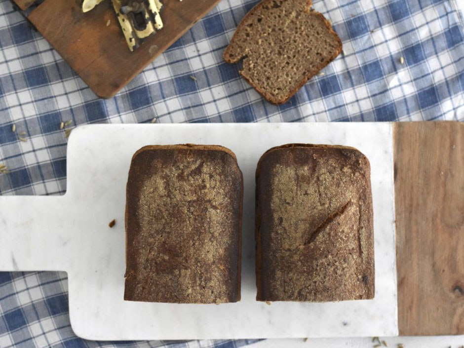 ROGGENBROT MIT SAUERTEIG