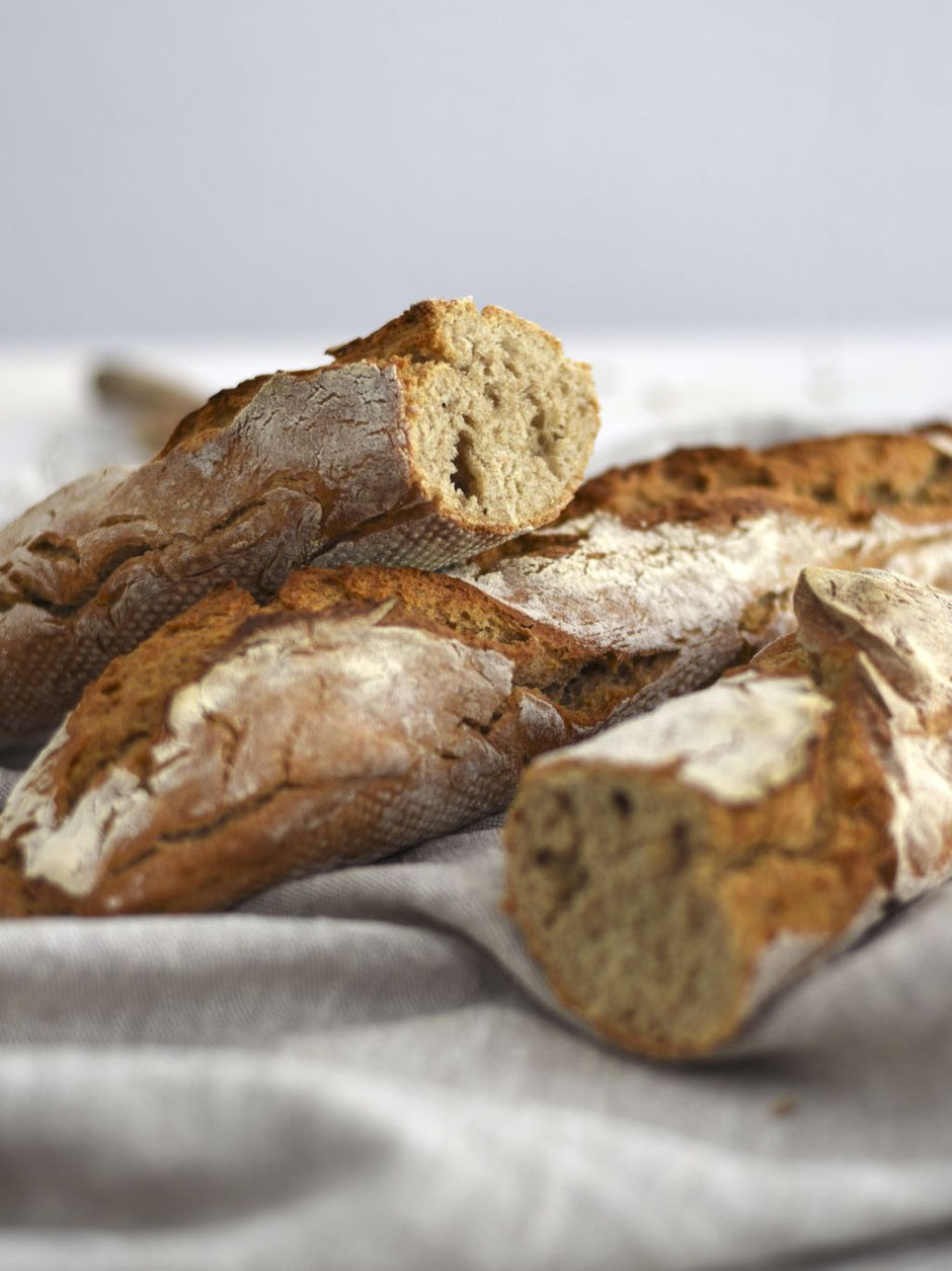 WEIZENVOLLKORN-BAGUETTE MIT WEIZENSAUERTEIG