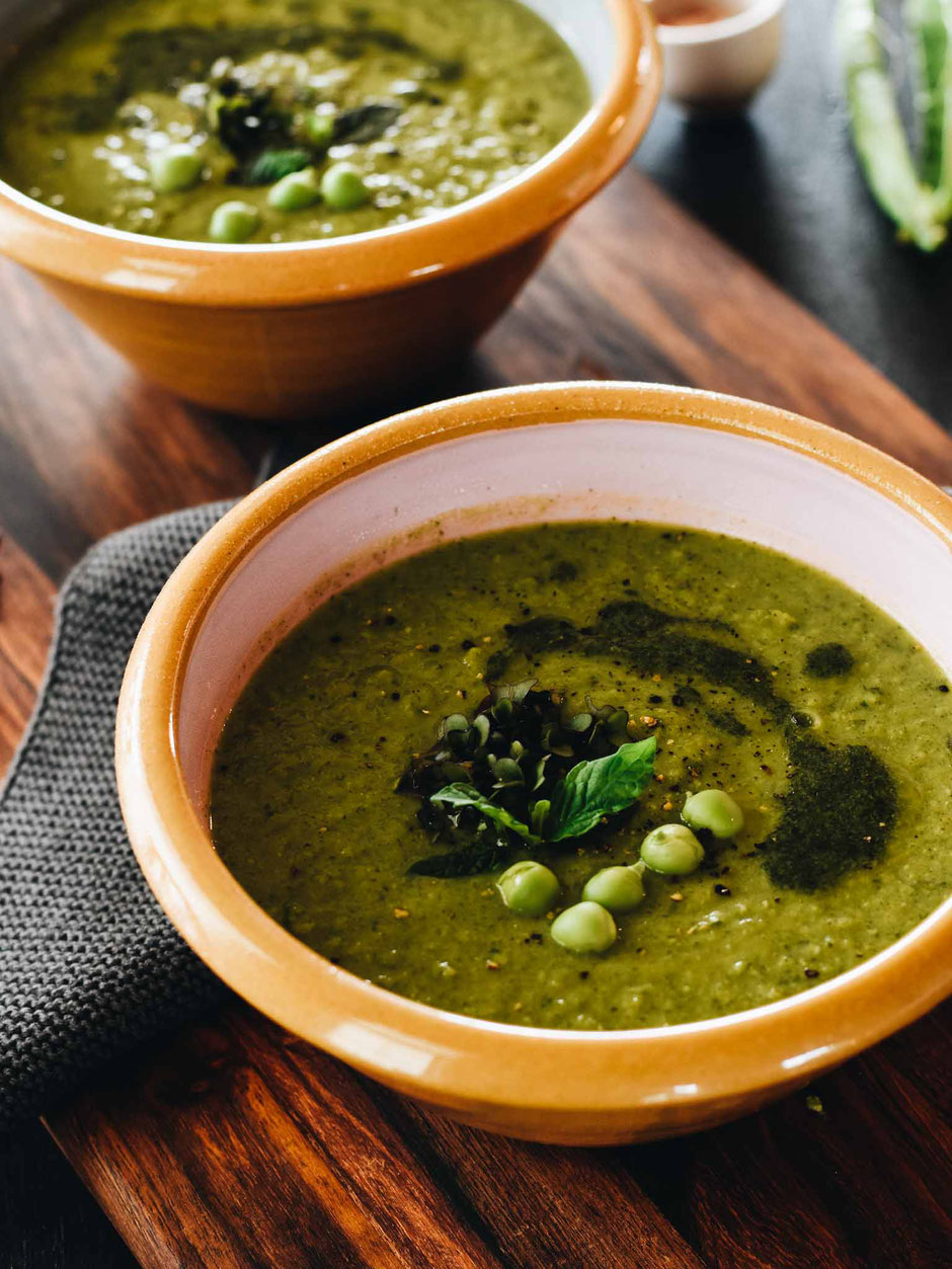 SOMMERLICHE ERBSENSUPPE MIT MINZÖL