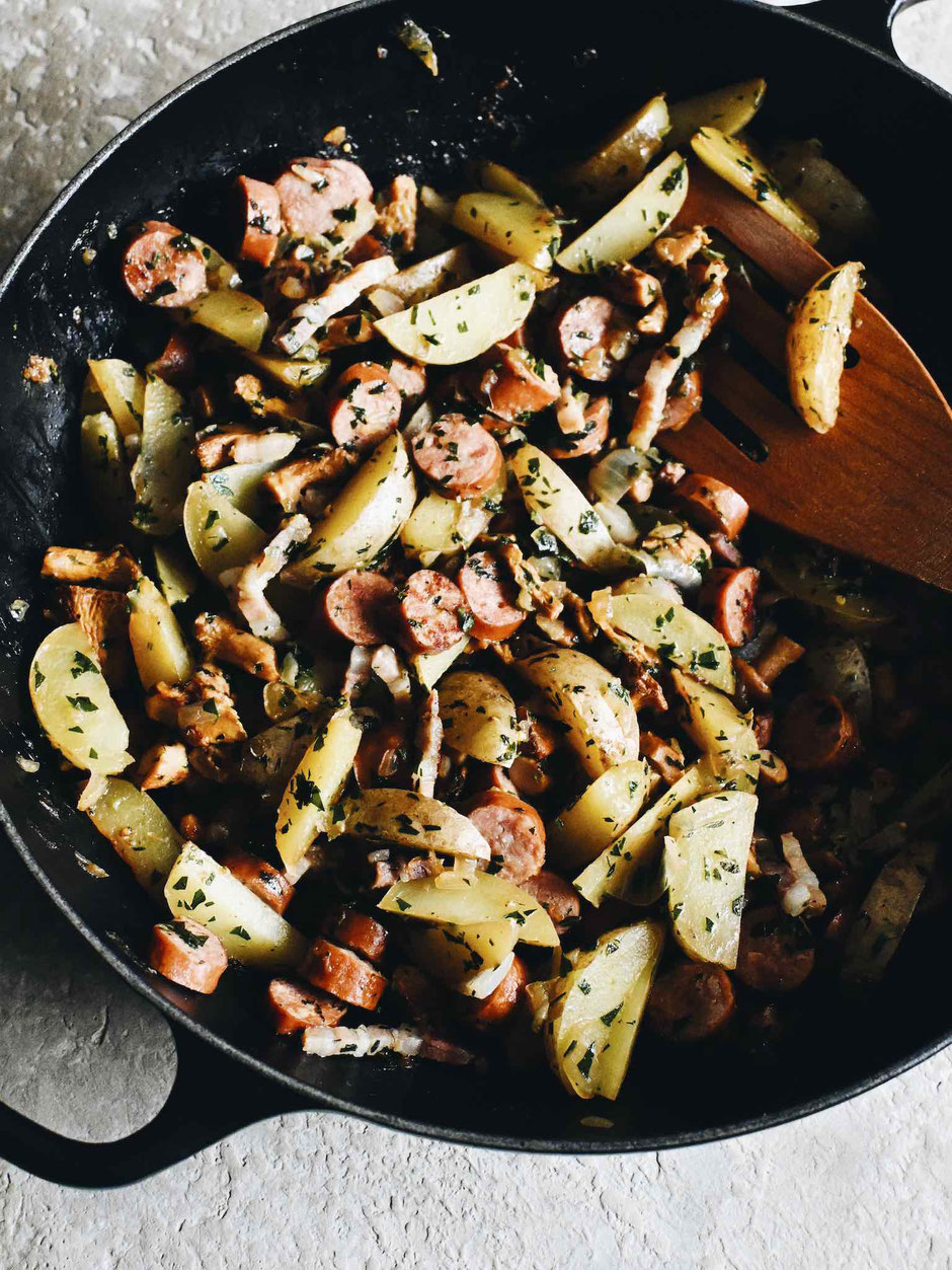 EINFACHE KARTOFFEL-PFANNE MIT PFIFFERLINGEN, SCHINKENGRILLER UND VIEL PETERSILIE