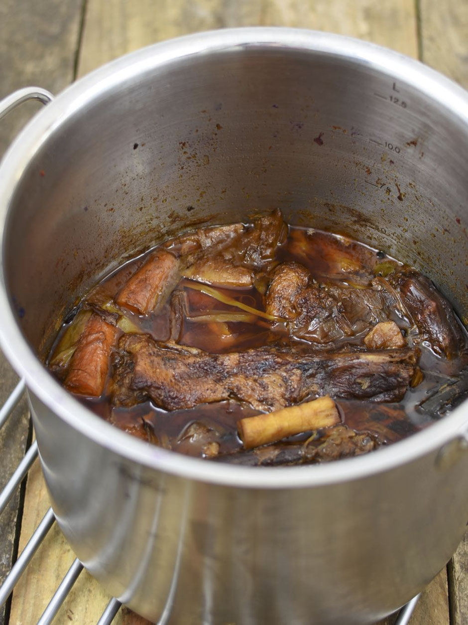 Gans vom Grill mit Rotkohl, Klößen, Extrasauce & Moosbeeren-Kompott