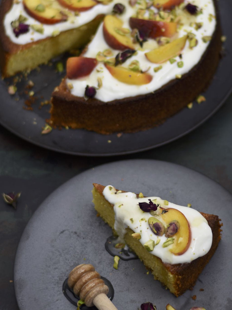 SAFTIGER PFIRSICHKUCHEN MIT POLENTA & PISTAZIEN